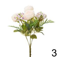 Kytica umelých ruží a drobných kvetov s mixom zelene.