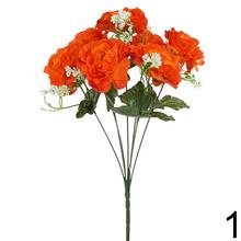 Kytica umelých ruží v oranžovej farbe s bielymi detailmi.