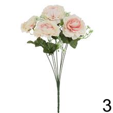 Kytica umelých ruží v oranžovej farbe s bielymi detailmi.