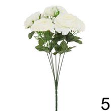 Kytica umelých ruží v oranžovej farbe s bielymi detailmi.