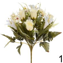 Kytica umelých kvetov s ľaliami, ružami a zeleňou.