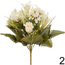 Kytica umelých kvetov s ľaliami, ružami a zeleňou.