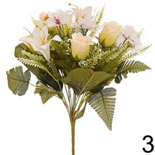 Kytica umelých kvetov s ľaliami, ružami a zeleňou.
