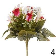 Kytica umelých kvetov s ľaliami, ružami a zeleňou.