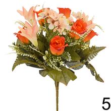 Kytica umelých kvetov s ľaliami, ružami a zeleňou.