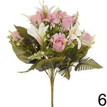 Kytica umelých kvetov s ľaliami, ružami a zeleňou.