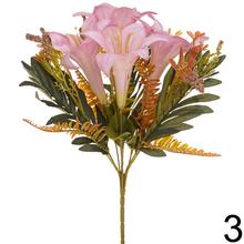 Kytica umelých kvetov s ľaliami, bobuľkami a zeleňou.