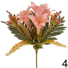 Kytica umelých kvetov s ľaliami, bobuľkami a zeleňou.