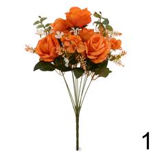 Kytica umelých ruží a eukalyptu v oranžovej farbe.