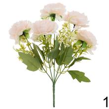 Kytica umelých ruží v rôznych farbách.