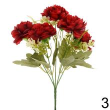 Kytica umelých ruží v rôznych farbách.