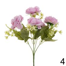 Kytica umelých ruží v rôznych farbách.