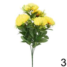 Kytica chryzantém s mixom farieb a zelenými listami.