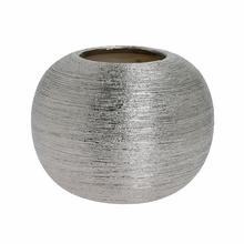 Strieborný keramický obal na kvety s textúrovaným povrchom.