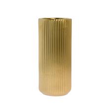 Zlatá keramická váza s jemným ryhovaním.