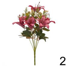 Kytica umelých ľalií v mixe farieb a zelených listov.