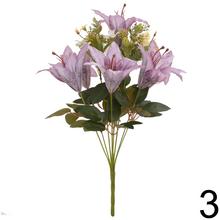 Kytica umelých ľalií v mixe farieb a zelených listov.