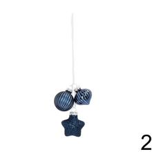 Vianočné guľe v modrej a tmavomodrej farbe s lesklým, matným a glitrovým povrchom.