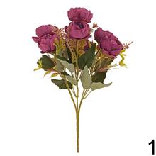 Kytica ranunculus s mixom zelene a kvetov v rôznych farbách.