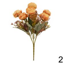 Kytica ranunculus s mixom zelene a kvetov v rôznych farbách.