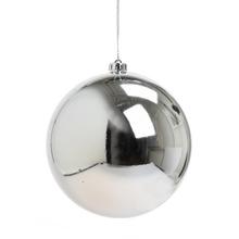Strieborná vianočná guľa s lesklým a matným povrchom.