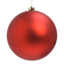 Červená plastová vianočná guľa s lesklým a matným povrchom.