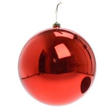 Červená plastová vianočná guľa s lesklým a matným povrchom.