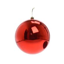 Červená plastová vianočná guľa s lesklým a matným povrchom.