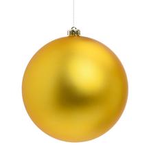 Zlatá vianočná guľa s lesklým a matným povrchom.