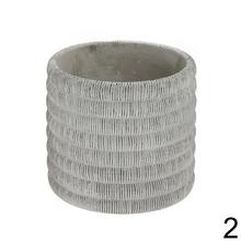 Cementové obaly na kvety v dvoch farbách.