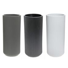 Váza keramická v mixe farieb, výška 23 cm, priemer 10,5 cm.