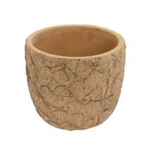 Hnedý keramický obal na kvety s textúrou listov.