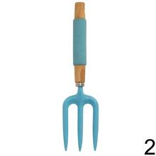 Farebné drevené záhradné náradie