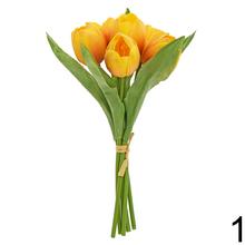 Kytica umelých tulipánov v žltej, oranžovej a ružovej farbe.