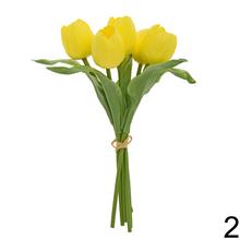 Kytica umelých tulipánov v žltej, oranžovej a ružovej farbe.