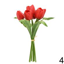 Kytica umelých tulipánov v žltej, oranžovej a ružovej farbe.