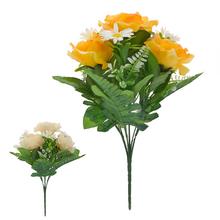 Kytica umelých kvetov s ružami a margarétami.