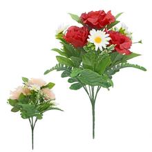 Kytica umelých kvetov s ružami a margarétami.