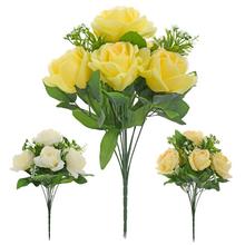 Kytica umelých ruží v žltej a bielej farbe s doplnkovou zeleňou.