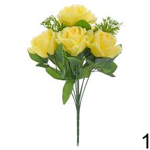 Kytica umelých ruží v žltej a bielej farbe s doplnkovou zeleňou.