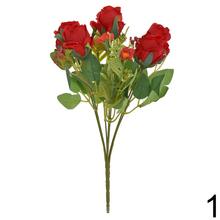 Kytica umelých ruží v červenej a bielej farbe.