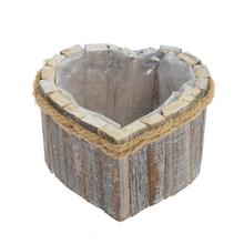 Drevený obal v tvare srdca s jutovým povrazom.