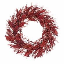 Bordový sušený veniec s umelými kvetmi.