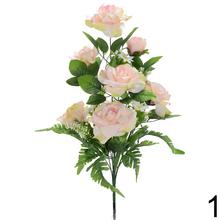 Kytica umelých kvetov s ružami a margarétkami.