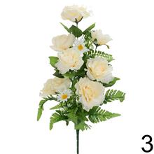 Kytica umelých kvetov s ružami a margarétkami.