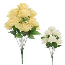 Kytica umelých ruží v žltej a bielej farbe.