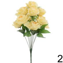 Kytica umelých ruží v žltej a bielej farbe.