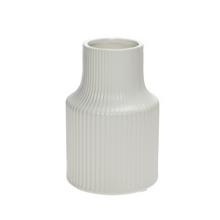 Biela keramická váza s pruhmi.