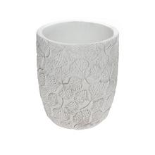 Biely keramický obal na kvety s textúrou listov.