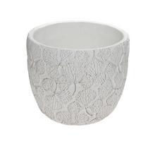 Biely keramický obal na kvety s textúrou listov.